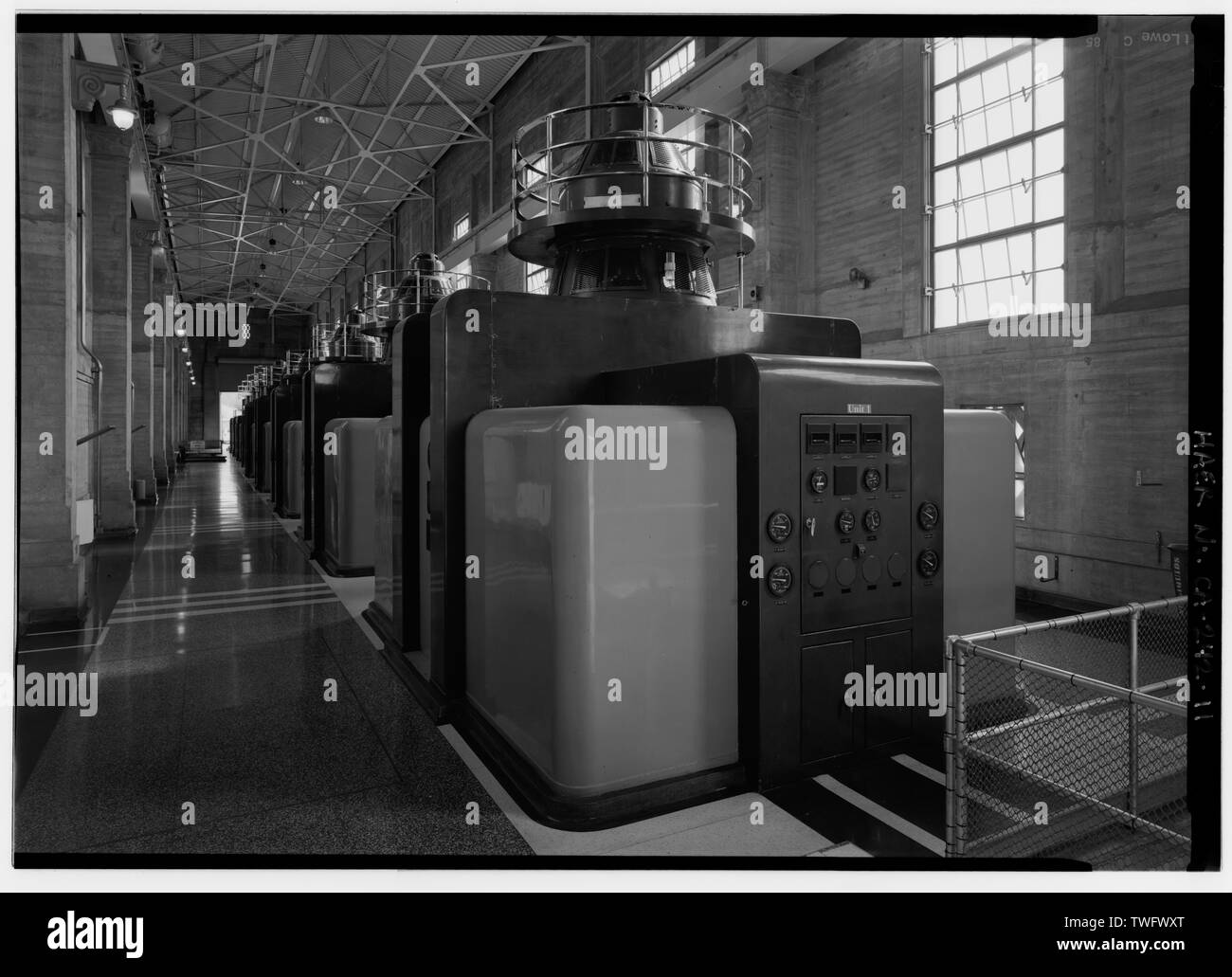 Plancher de la salle des pompes de l'USINE DE GÈNES À PARTIR DE L'extrémité nord, LES POMPES CENTRIFUGES CONÇUS PAR BYRON JACKSON CO., FABRIQUÉ PAR ROUE À EAU PELTON CO. DE SAN FRANCISCO. POWERED BY G.E. Moteur synchrone HP 9000, 6900 volts, ampères, 612 7320 KVA, 3 PHASE, 60 cycles, à 400 tr/min, à 125 volts, 540 ampères. - Pompe de gènes, gènes de plantes au sud du réservoir de lave-glace, 2 milles à l'ouest de Dieppe, l'usine pompe Parker Dam, comté de San Bernardino, CA Banque D'Images