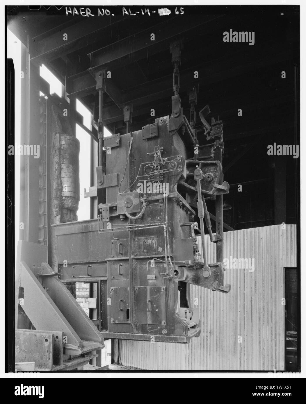 Ouvre-porte automatique de poussée, DE STOCKAGE INTÉRIEURE OUEST (EXTRÉMITÉ OUEST DE FOURS À COKE). - Thomas Coke tirées des travaux publics, 1200 10e Rue Ouest, Thomas, Comté de Jefferson, AL Banque D'Images