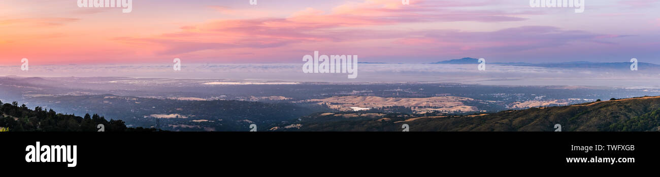 Vue panoramique de la Silicon Valley et la région de la baie de San Francisco au coucher du soleil ; l'Université de Stanford, Menlo Park, sur la montagne, Redwood City, une ville d'accueil Banque D'Images