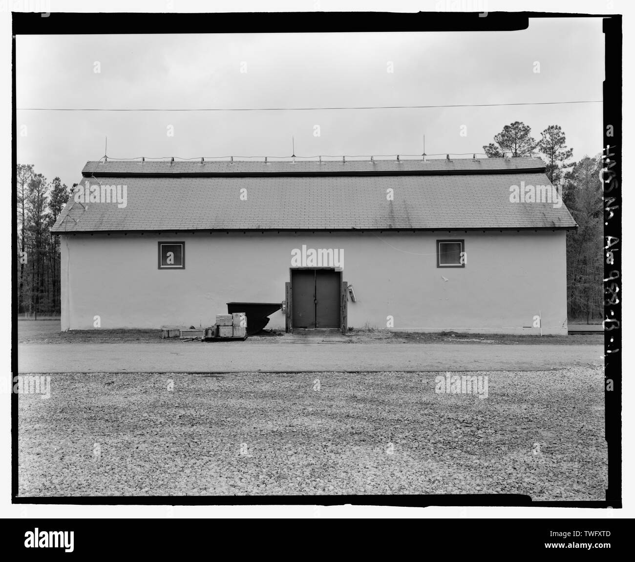 Planar view d'avant (côté est), vue vers l'ouest à l'ouest avec l'échelle - Fort McClellan, zone de stockage de munitions Bâtiment n° 4404, 2e Avenue (Route), Magazine d'Anniston, comté de Calhoun, AL Banque D'Images