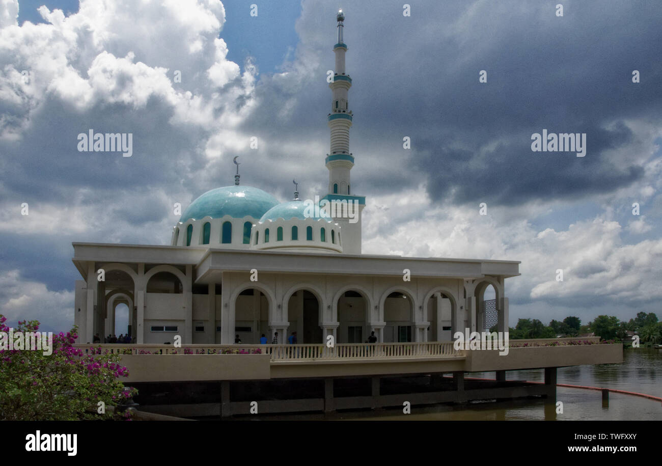 La nouvelle mosquée flottante, l'ancienne mosquée islamique indien déplacée sur la rivière Sarawak Kuching, Malaisie, Banque D'Images