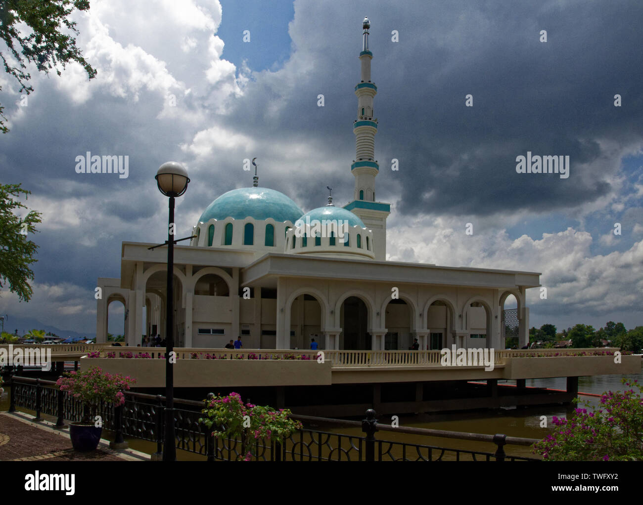 La nouvelle mosquée flottante, l'ancienne mosquée islamique indien déplacée sur la rivière Sarawak Kuching, Malaisie, Banque D'Images