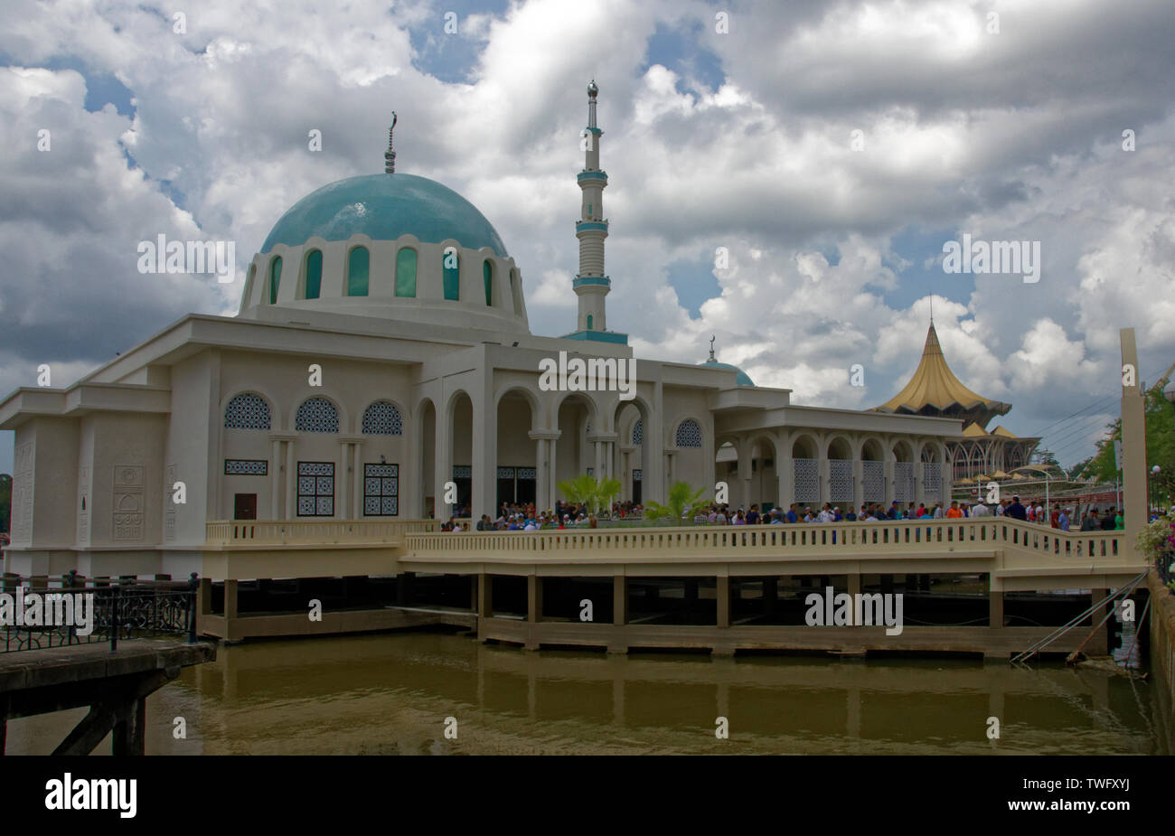 La nouvelle mosquée flottante, l'ancienne mosquée islamique indien déplacée sur la rivière Sarawak Kuching, Malaisie, Banque D'Images
