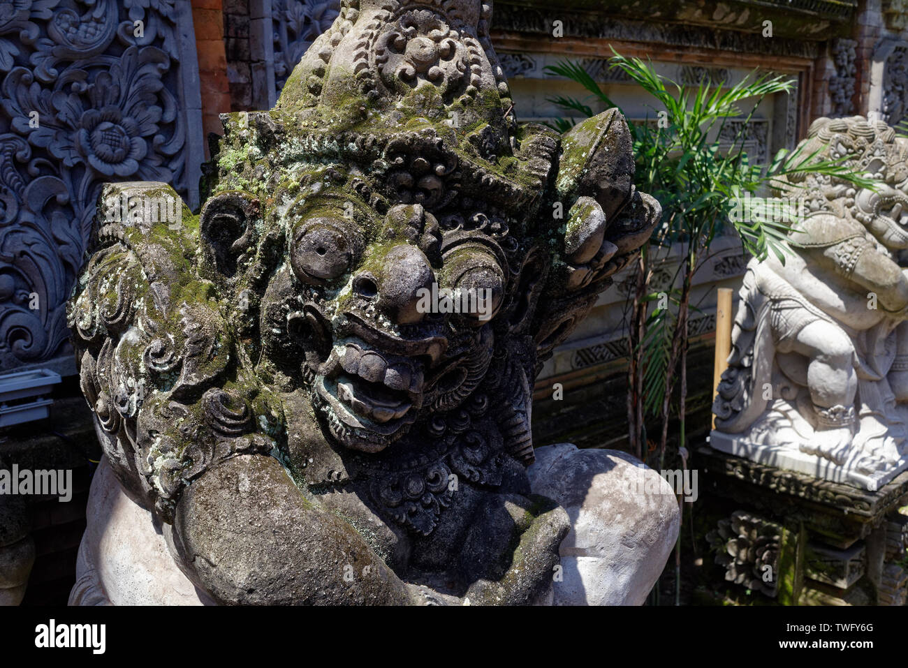 Bedogol, les Balinais gate guardian statue sur les maisons à Ubud, Bali, Indonésie Banque D'Images