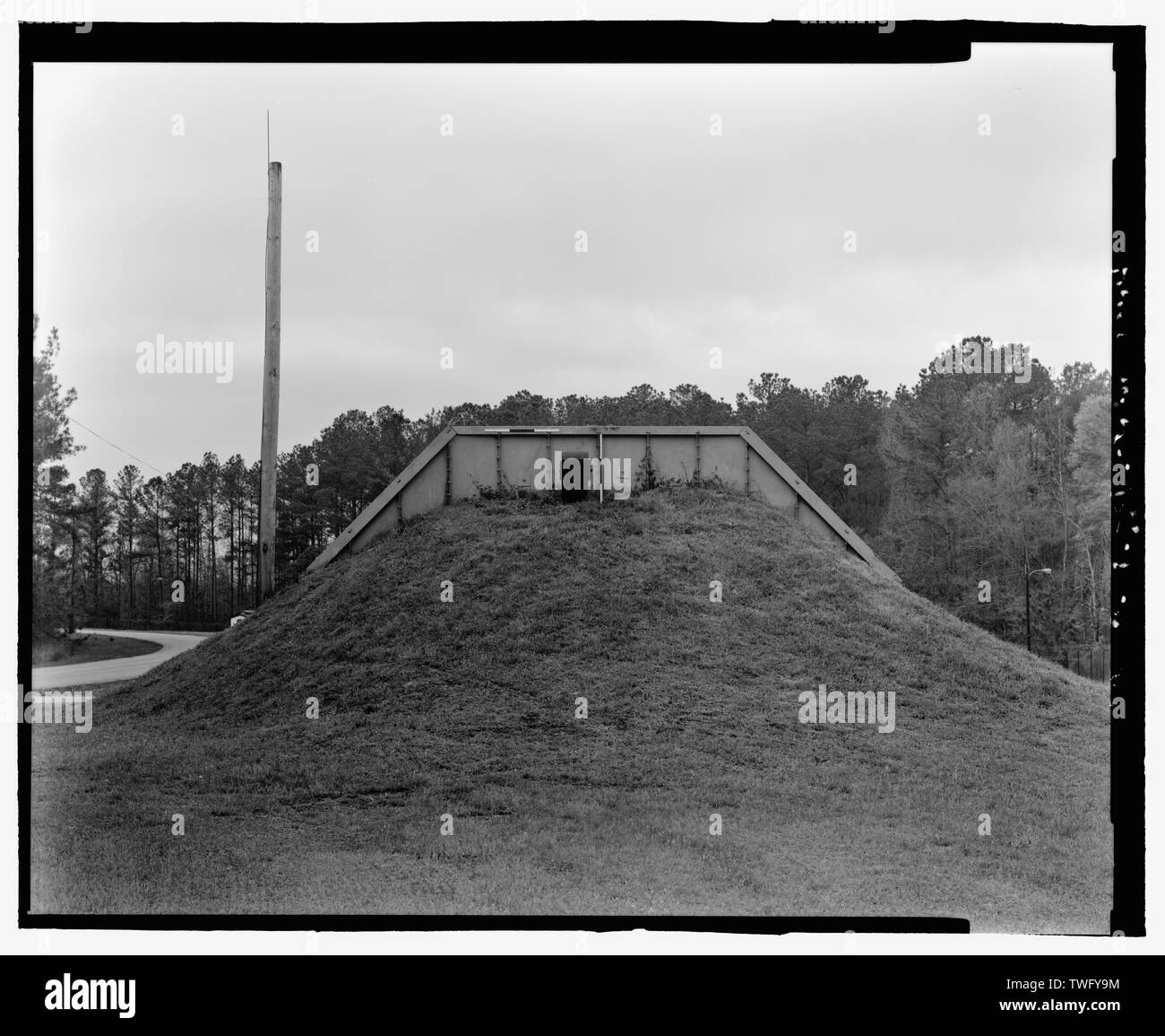 Planar view de l'arrière (côté nord-est), vue vers le sud-ouest, avec l'échelle - Fort McClellan, zone de stockage de munitions Bâtiment n° 4409, 2e Avenue (Route), Magazine d'Anniston, comté de Calhoun, AL Banque D'Images
