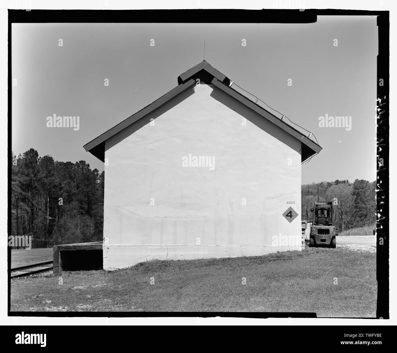 Planar view de côté sud, vue vers le nord Nord-ouest sans échelle - Fort McClellan, zone de stockage de munitions Bâtiment n° 4403, 2e Avenue (Route), Magazine d'Anniston, comté de Calhoun, AL Banque D'Images