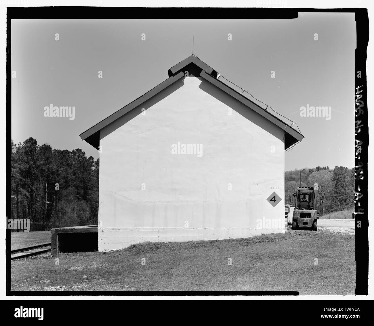 Planar view de côté sud, vue vers le nord Nord-Ouest avec l'échelle - Fort McClellan, zone de stockage de munitions Bâtiment n° 4403, 2e Avenue (Route), Magazine d'Anniston, comté de Calhoun, AL Banque D'Images