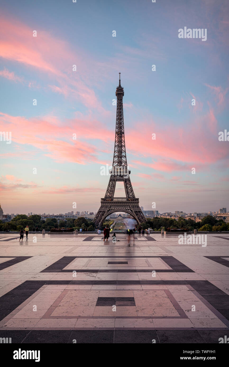 La Tour Eiffel au crépuscule Banque D'Images