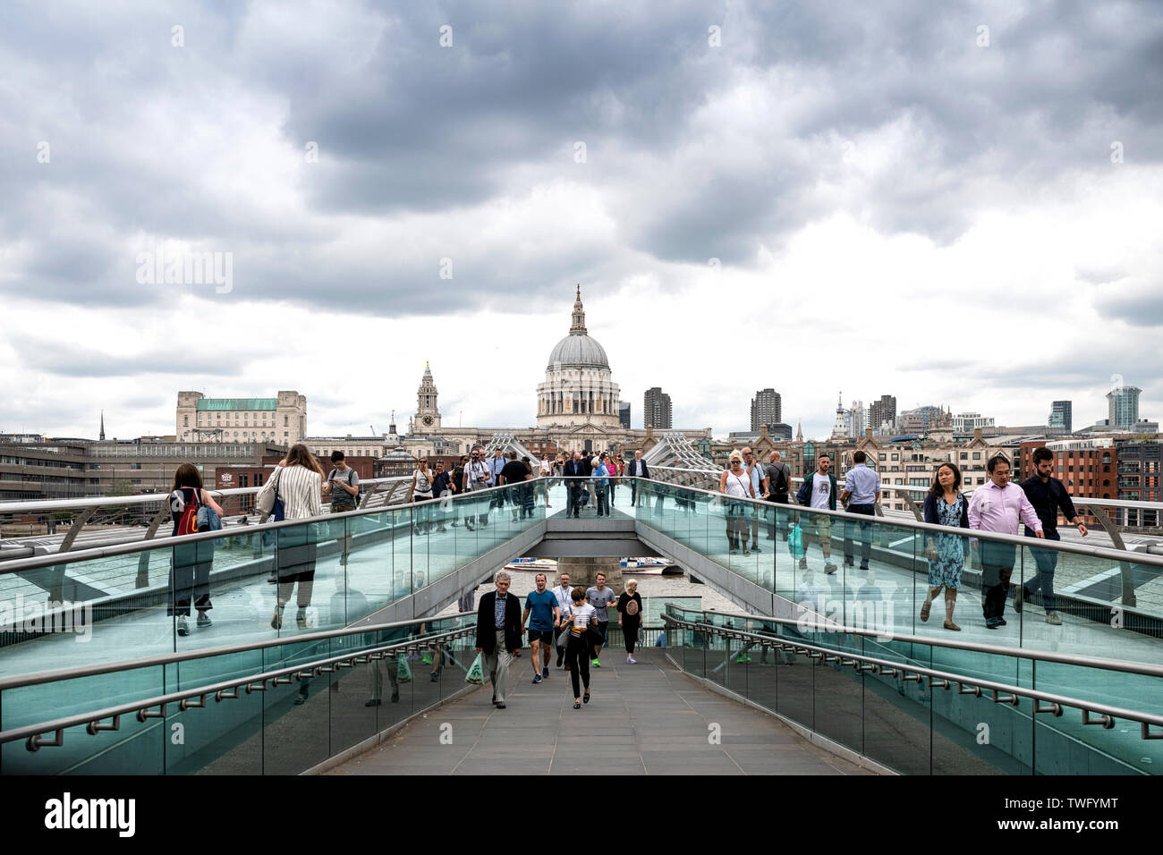 Les personnes qui traversent le pont du Millenium à Londres Banque D'Images