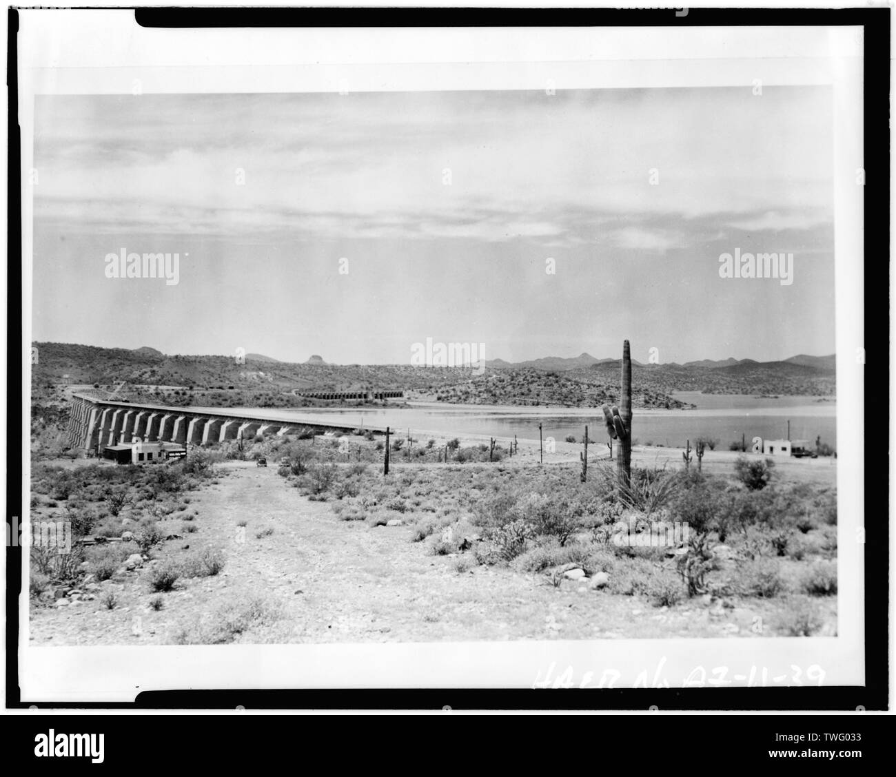 Barrage de culée est agréable avec déversoir visible au centre. Photographe inconnu, 1927. Source- MWD. - Waddell, barrage sur la rivière Agua Fria, 35 milles au nord-ouest de Phoenix, Phoenix, comté de Maricopa, AZ Banque D'Images