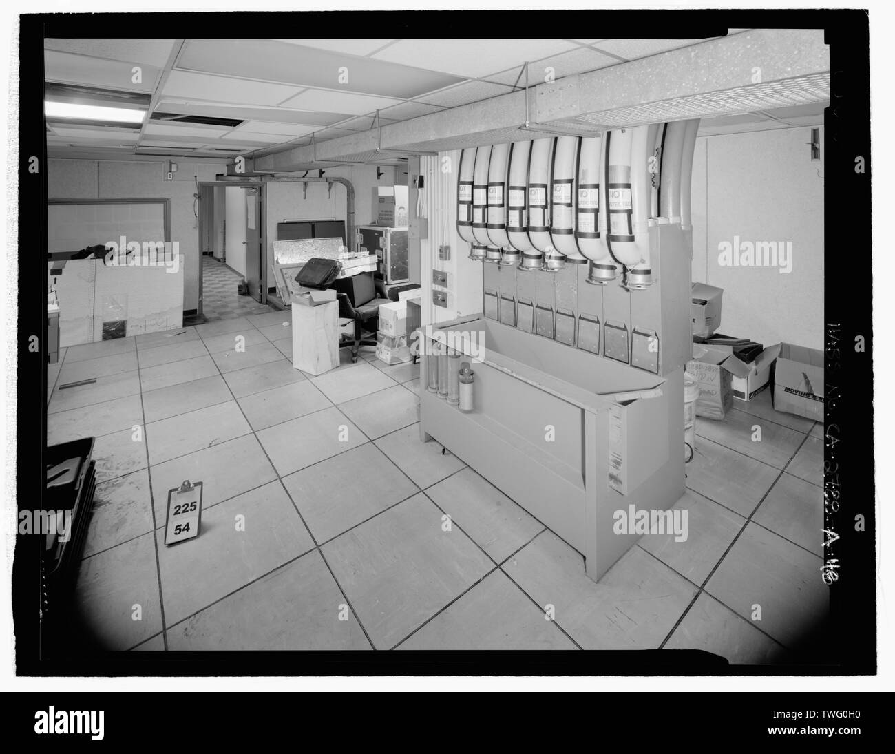 Tube à vide pneumatique centre de messages, sous-sol 23, à la porte et du corridor sud-est vers. Remarque de murs insonorisés, d'un parquet, et chemin de câbles suspendus au plafond - Mars Air Force Base, Strategic Air Command, le Centre des opérations de combat, 5220 Riverside Drive, Moreno Valley, dans le Comté de Riverside, CA Banque D'Images