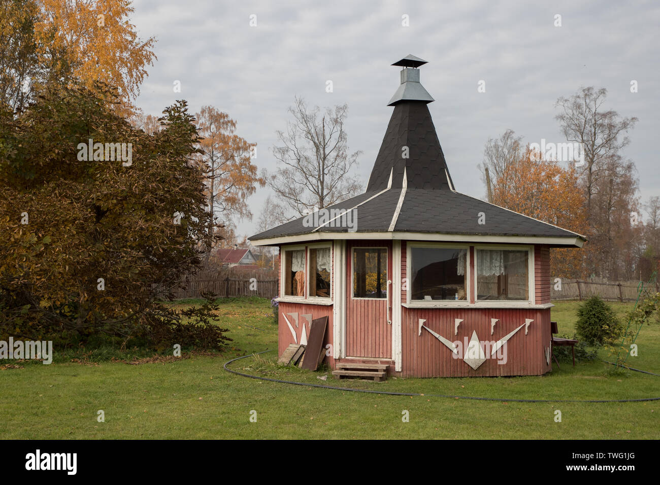 Gazebo en bois élégant dans la cour pendant la journée Banque D'Images