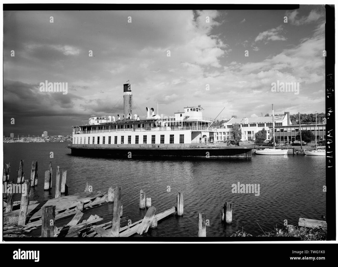 Et à l'arrière - Port de Ferry de San Mateo, l'extrémité sud du lac Union, Seattle, comté de King, WA ; Bethlehem Shipbuilding Corporation ; Lebovich, Bob, historien ; Lowe, Jet, photographe Banque D'Images