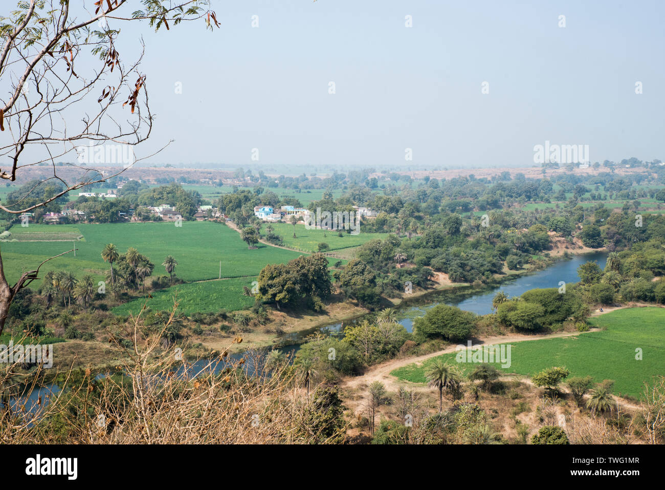 Campagne et rivière dans le site archéologique d'Udaygiri Banque D'Images