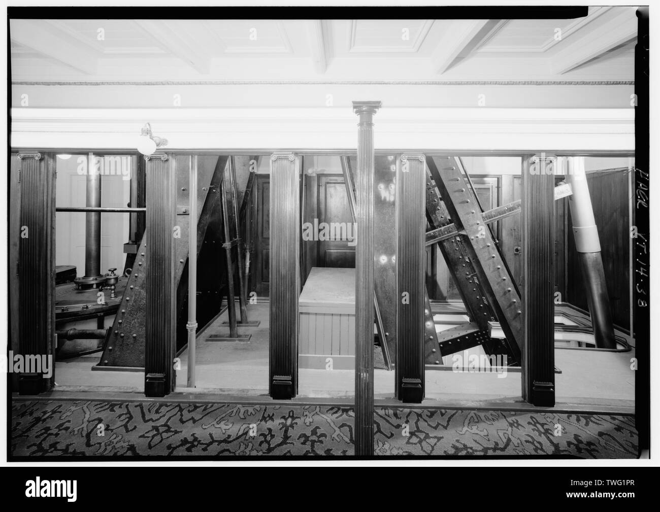 Côté Port de compartiment moteur au niveau du pont, salon de coiffure avec panneaux de mur a été retiré pour montrer le bâti-moteur. Bielle principale de la manivelle pour le balancier s'affiche en vue de l'extrême droite, haut de la tige de piston et cylindre apparaissent à l'extrême gauche. - Ferry Ticonderoga, Route 7, Shelburne, comté de Chittenden, VT ; Millard, J W ; Champlain Transportation Company, T.S. La Compagnie Marvel ; W. et A. Fletcher Company ; Fisher, Alanson A ; Fisher, Martin ; Shelburne Shelburne Museum Steamboat Company ; ; Croteau, Todd, émetteur ; Strong, Craig, émetteur Banque D'Images