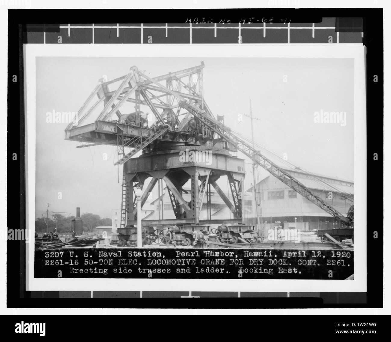 Portique P-51, grue de 50 tonnes. La construction de fermes de côté et d'échelle. À l'Est. Avril 12, 1920 prises. 14e District Naval Photo Collection Numéro 3207 - Base navale américaine, Pearl Harbor, grues, le bord de l'extérieur du système de grue, Pearl City, comté de Honolulu, HI Banque D'Images