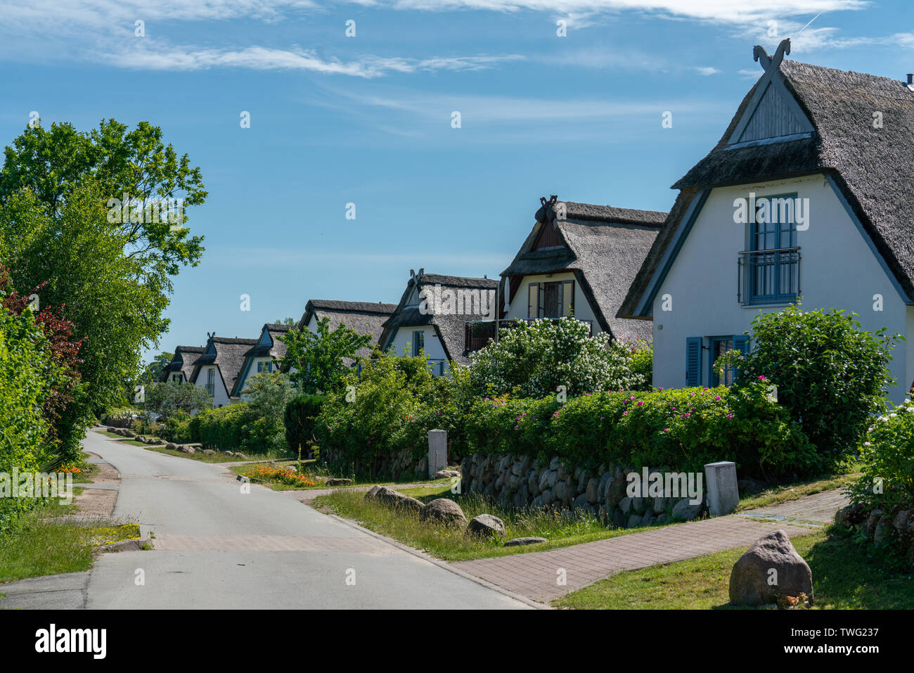 Maisons de chaume allemand typique d'amérique du nord sur l'île allemande Poel sur journée ensoleillée Banque D'Images
