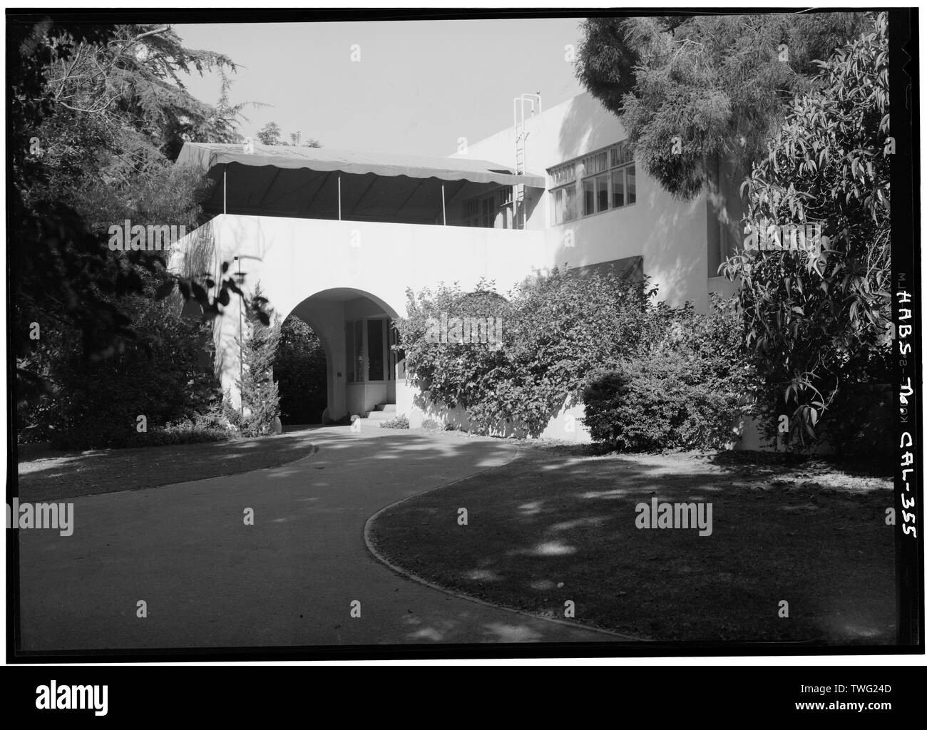 Porte cochère (élévation du sud) - Walter Luther Dodge House, 950 North Kings Road, district de West Hollywood, Los Angeles, Los Angeles County, CA Banque D'Images