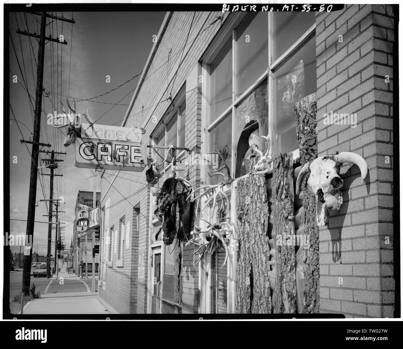 Partie d'un bâtiment en brique d'un étage datant des années 1930. Il dispose de cinq vitrines distinctes, les appuis de fenêtre en pierre, et une chaîne bien sûr. La façade de la rue principale (non illustré) a un mur de parapet. - Butte du quartier historique, délimité par le cuivre, le mercure, l'Arizona et Continental, rues, Silver Bow Comté de Butte, MT Banque D'Images Partie d'un bâtiment en brique d'un étage datant des années 1930. Il dispose de cinq vitrines distinctes, les appuis de fenêtre en pierre, et une chaîne bien sûr. La façade de la rue principale (non illustré) a un mur de parapet. - Butte du quartier historique, délimité par le cuivre, le mercure, l'Arizona et Continental, rues, Silver Bow Comté de Butte, MT Banque D'Images