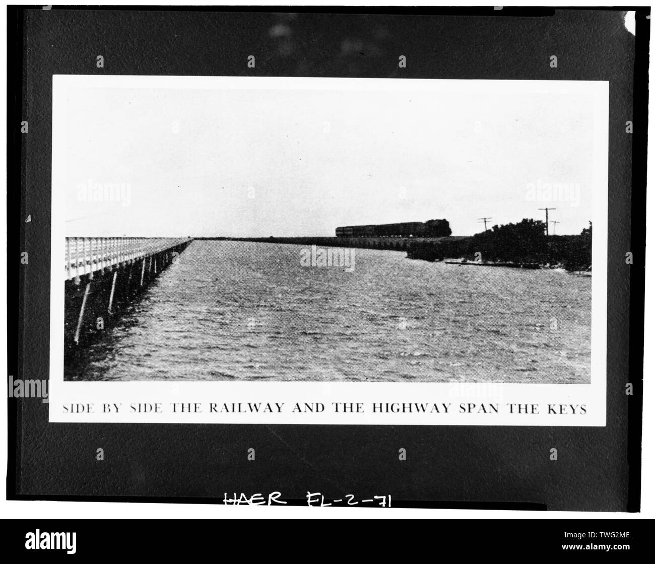 Carte postale, 'Scôte à côte, de la gare et de l'autoroute Span les clés", sans date (Perez don - Seven Mile Bridge, reliant Florida Keys, Marathon, Monroe County, FL Banque D'Images