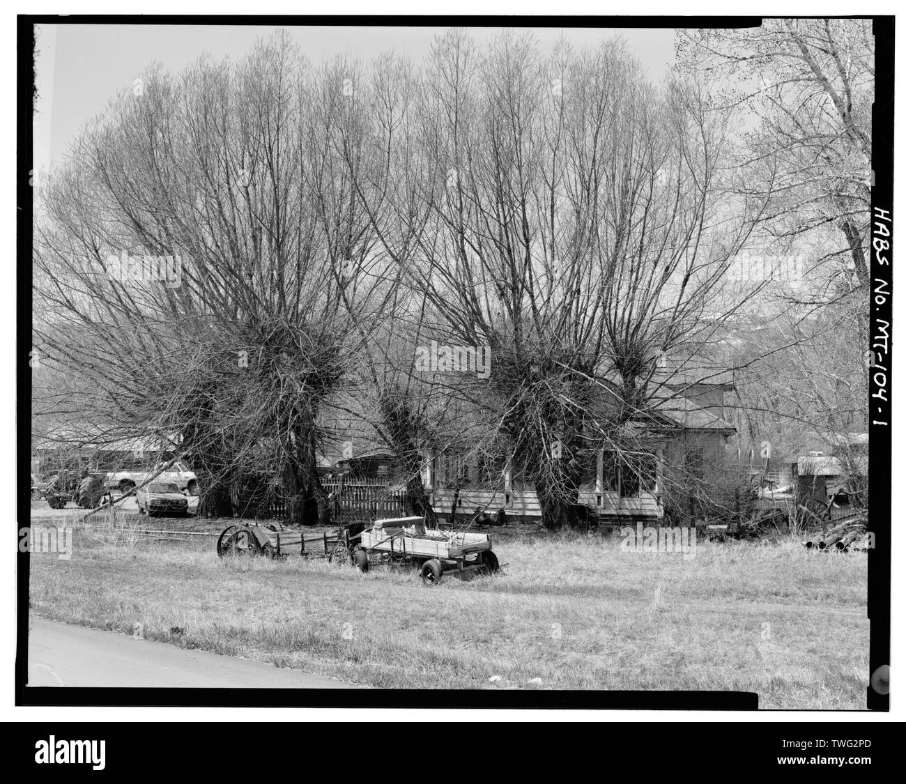 À poteaux et poutres garage (extrême gauche), une cabane en bois (à gauche du centre), house (à droite du centre), abri de jardin et appentis (extrême droite). Vue de l'ouest-sud-ouest. - William et Lucina Bowe Ranch, chemin de comté 44, 0 km au nord-est de grand trou River Bridge, Melrose, Silver Bow Comté, MT Banque D'Images