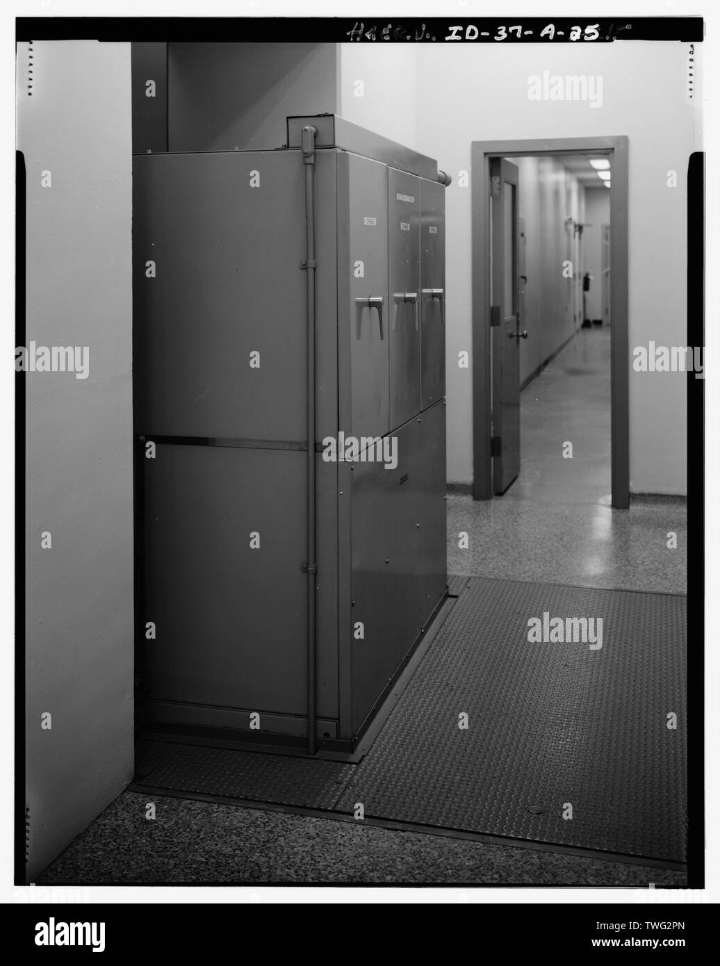 Transformateur de tension pour l'unité 2 et de l'exploitation du Corridor avant de plancher, vue vers l'est-sud-est. Washington - la puissance de l'eau de la rivière Clark Fork Gorge du Cabinet Le développement hydroélectrique, le Powerhouse, Rive nord de la rivière Clark Fork au Cabinet Gorge, Cabinet, Bonner Comté, ID Banque D'Images Transformateur de tension pour l'unité 2 et de l'exploitation du Corridor avant de plancher, vue vers l'est-sud-est. Washington - la puissance de l'eau de la rivière Clark Fork Gorge du Cabinet Le développement hydroélectrique, le Powerhouse, Rive nord de la rivière Clark Fork au Cabinet Gorge, Cabinet, Bonner Comté, ID Banque D'Images