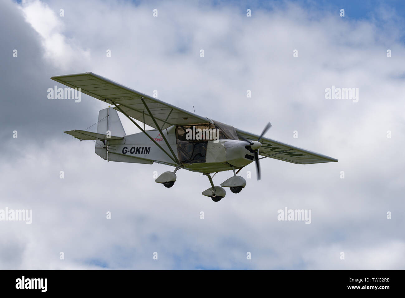 G-OKIM sport ulm Skyranger un avion en approche finale pour l'atterrissage à l'Aérodrome de Popham près de Basingstoke, Hampshire Banque D'Images