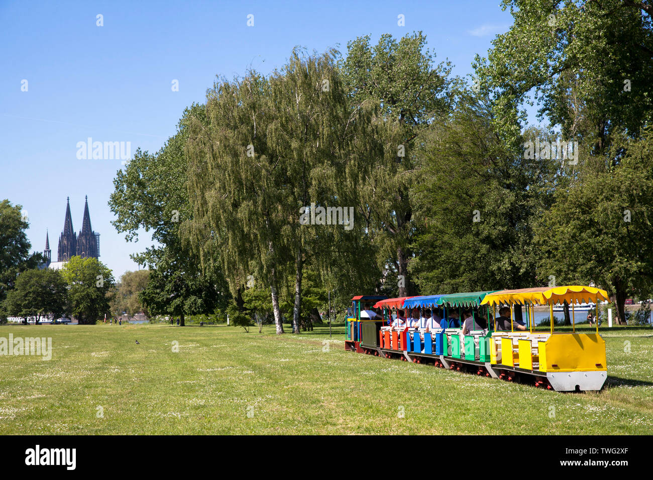 Chemin de fer miniature dans le parc du Rhin dans le quartier de Deutz, vue de la cathédrale, Cologne, Allemagne. Kleinbahn im Rheinpark à Deutz, Blick zum Dom, K Banque D'Images