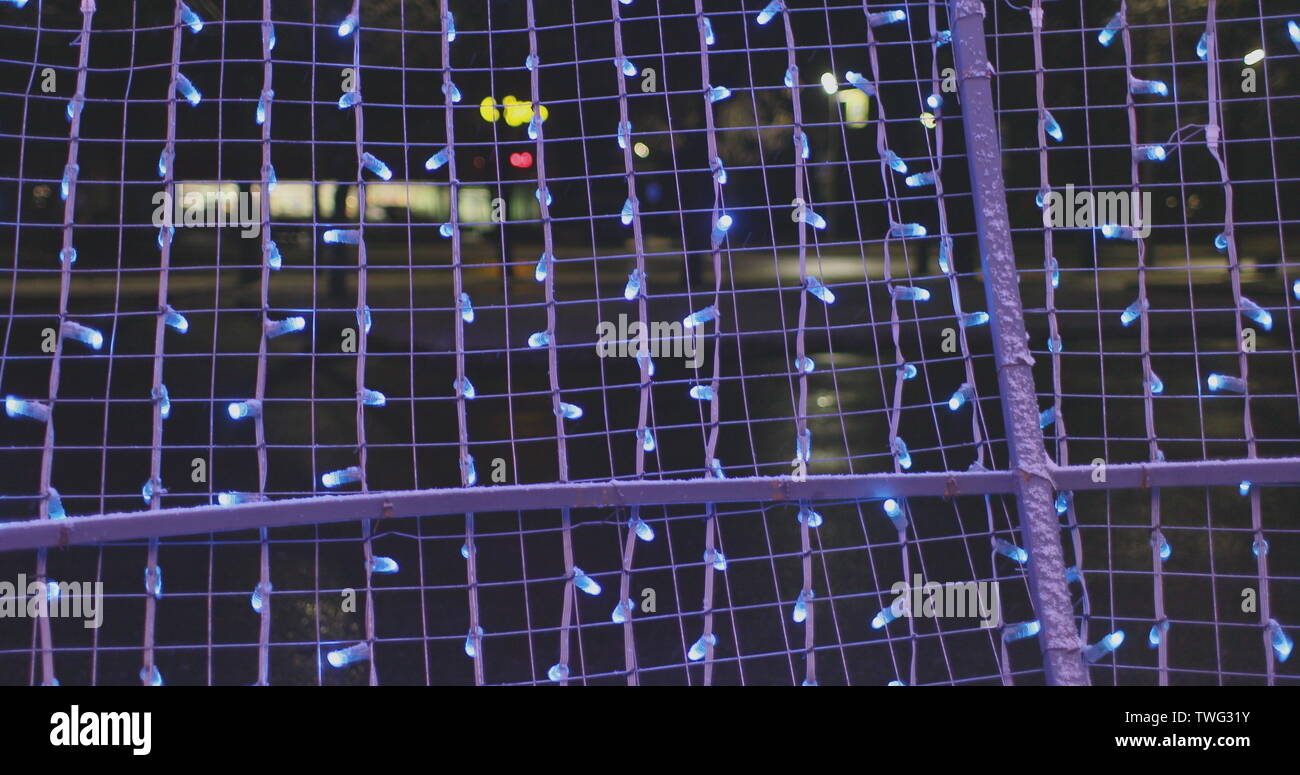 Lumières de Noël bleu sur les bars et dans la rue le soir Banque D'Images