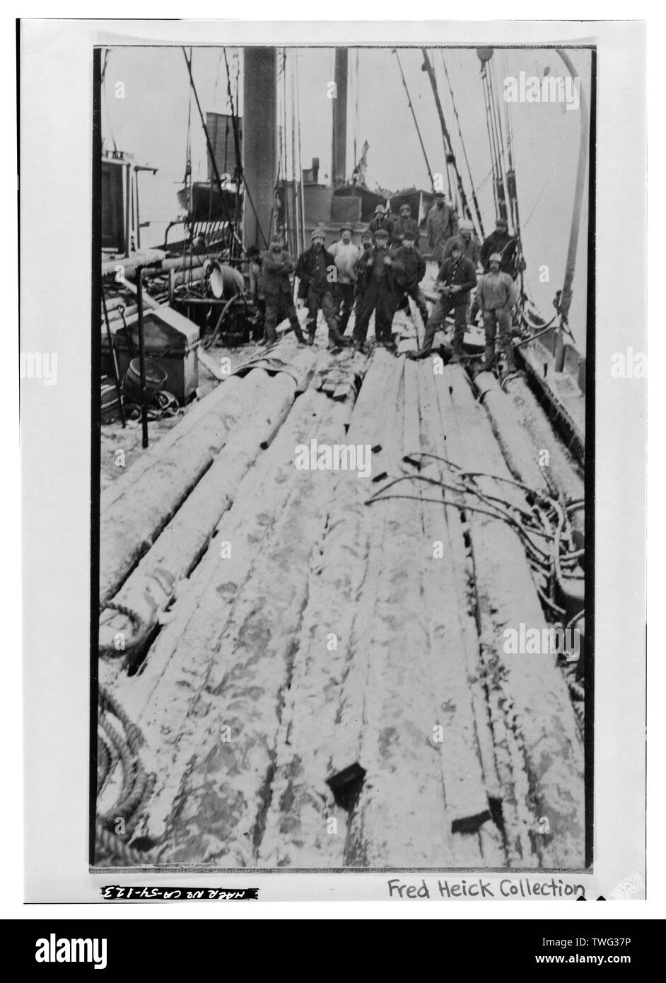Pre-1911. Vue de près de l'artimon hatch, côté tribord montrant équipage debout sur un chargement de bois. Remarque main fife rail, petite berline avec couvercle (peut-être original "jus de lime hatch') juste à l'arrière. Fred Heick Collection. BALCLUTHA - 2905, Hyde Street Pier, San Francisco, Comté de San Francisco, CA Banque D'Images