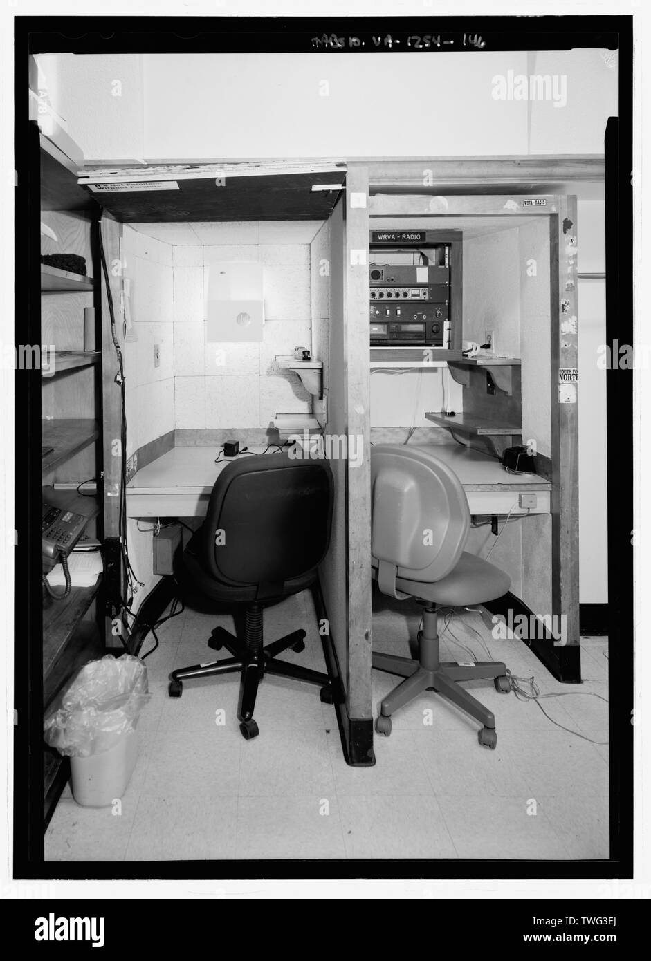 Salle de presse, à la vue détaillée dans le stand (diffusion est à gauche, le contrôle est à droite) pour les stations de radio - Virginia State Capitol, Banque mondiale et 10e rues, Place du Capitole, Richmond, ville indépendante, VA ; Jefferson, Thomas ; Noland et Baskervill ; Frey et Chesterman, Peebles, Schwan, Lynda, émetteur ; Prix, Virginie B, émetteur ; Prix, Virginie B, émetteur Banque D'Images
