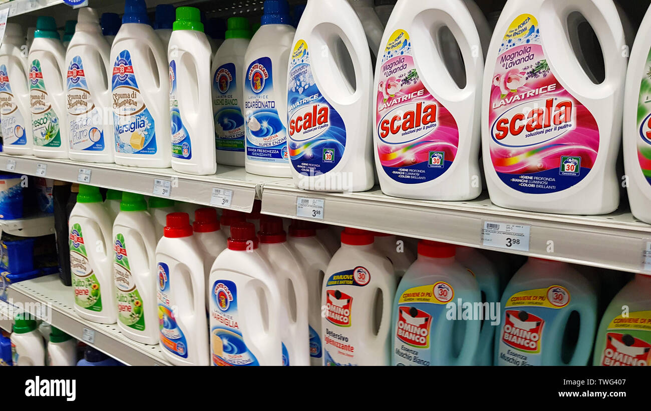 Les rayons des supermarchés avec lave-linge : lessive, d'adoucissant, savon  Photo Stock - Alamy