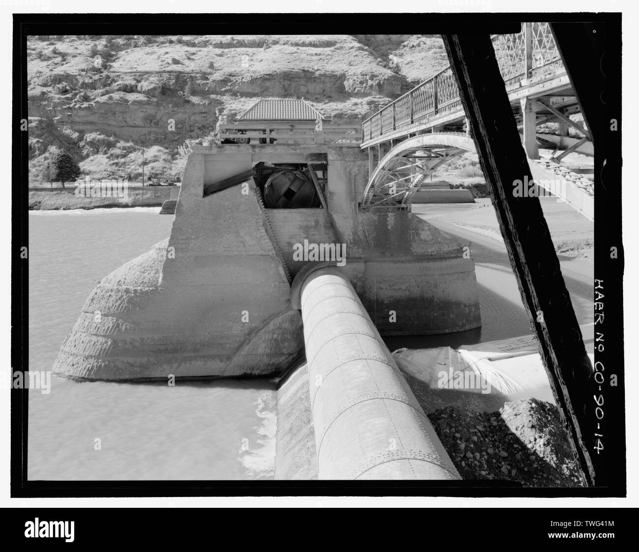 Vue de profil, à l'ouest au sud-ouest, de la jetée et le mécanisme de levage de porte rouleau. Porte rouleau en premier plan est en position abaissée. Pont de service est en haut à droite. Grand Valley - Barrage de déviation, d'un demi-mille au nord de l'intersection de la I-70 et Colorado State Route 65, Cameo, Mesa Comté, CO Banque D'Images Vue de profil, à l'ouest au sud-ouest, de la jetée et le mécanisme de levage de porte rouleau. Porte rouleau en premier plan est en position abaissée. Pont de service est en haut à droite. Grand Valley - Barrage de déviation, d'un demi-mille au nord de l'intersection de la I-70 et Colorado State Route 65, Cameo, Mesa Comté, CO Banque D'Images