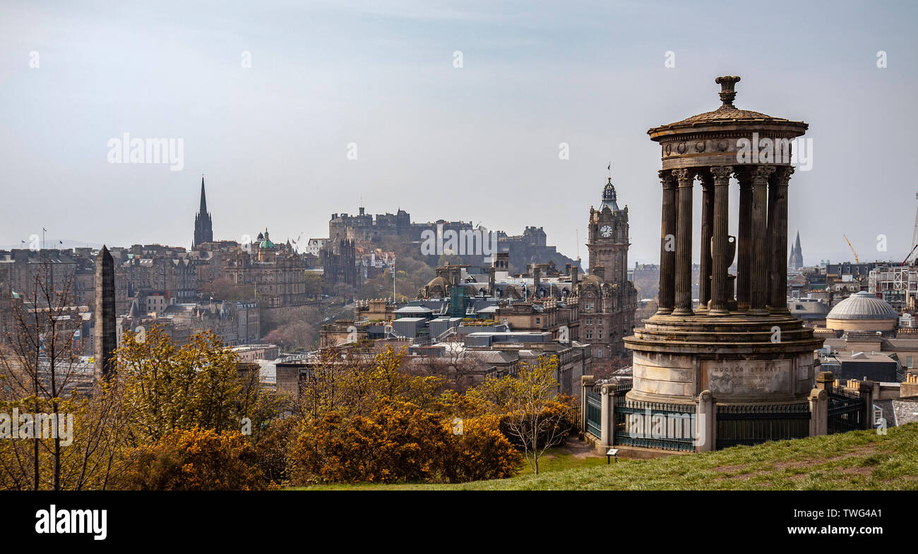 Portrait d'une partie du centre-ville d'Édimbourg Dugald Stewart avec le monument, l'Hôtel Balmoral, Edinburgh Castle, New College, l'Écosse. Banque D'Images