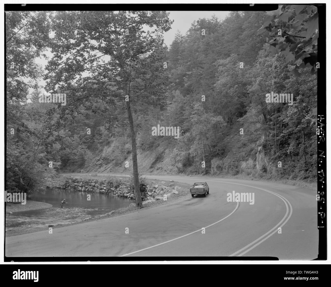 Avec gigogne pêcheur de mouche et la rivière à W. - Great Smoky Mountains National Park Les routes et les ponts, Elkmont Road, entre Little River Road et de camping Elkmont, Gatlinburg, TN, Sevier comté ; Croteau, Todd, gestionnaire de projet ; Quin, Richard, gérant de projet, Great Smoky Mountains National Park, répondant ; Programme de l'autoroute de terres fédérales, répondant ; National Park Service des routes et Parkway, parrain du programme Banque D'Images