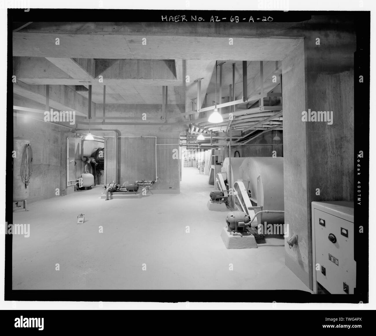 Au niveau de la salle des pompes, à l'ouest dans la région de la baie de service. Les chemins de câbles et les deux ventilateurs (partie de l'évaporatif-Circuit de refroidissement) sont visibles à droite. La pompe à vide est dans le centre en face d'une partition en béton, et d'une canalisation d'écoulement d'eau est visible au-delà de la partition à gauche - Wellton-Mohawk Système d'irrigation, l'usine de pompage n° 1, délimité par la rivière Gila et la Union Pacific Railroad, Grove City, Comté de Yuma, AZ Banque D'Images