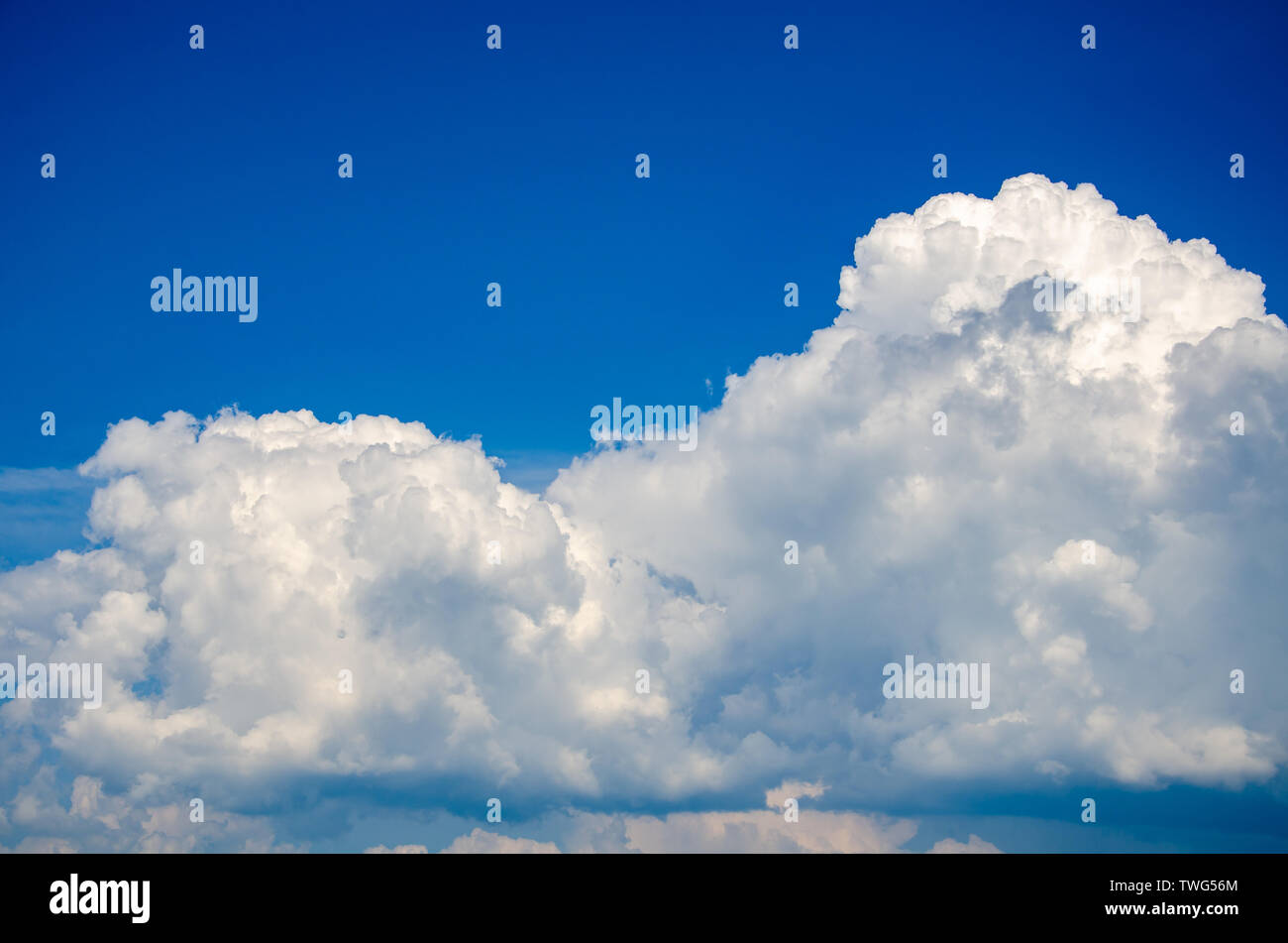 Fond de Ciel bleu avec des nuages blancs Banque D'Images