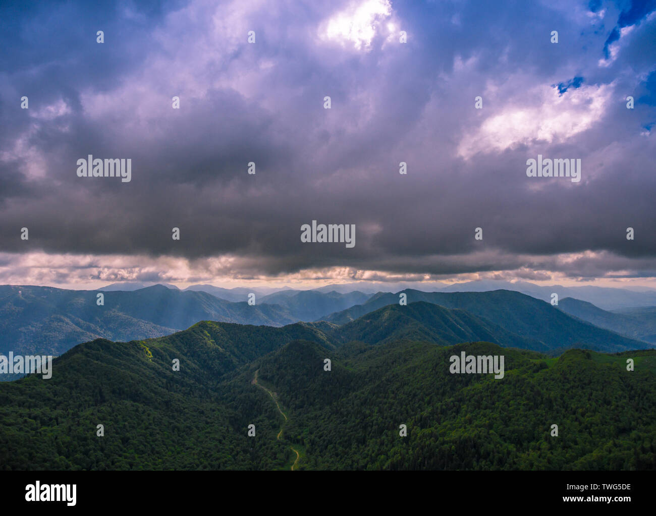 Vue aérienne. Montagnes sous sombre ciel nuageux. La route traverse le col. Banque D'Images