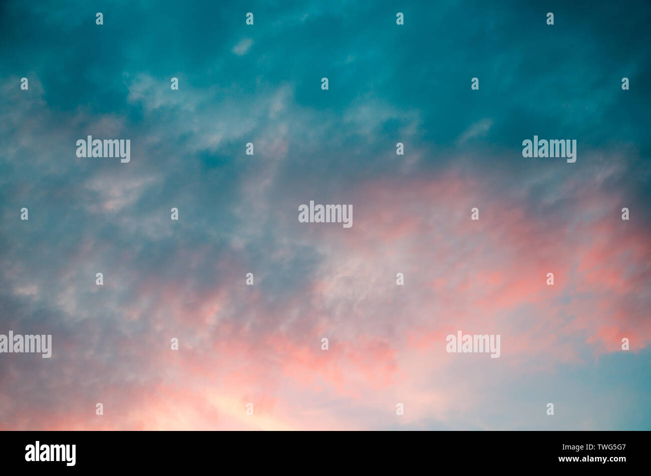 Nuages de fond coloré. Ciel au coucher du soleil Banque D'Images