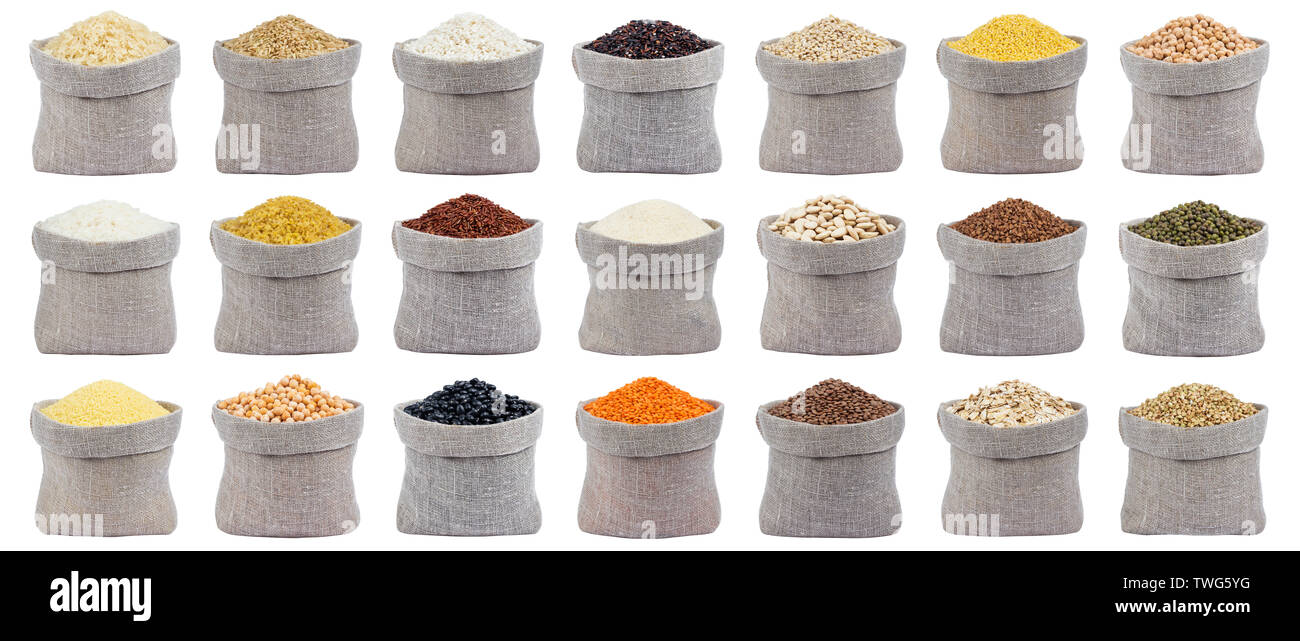 Les différentes céréales, grains et flake dans sac de toile isolé sur fond blanc avec clipping path Banque D'Images