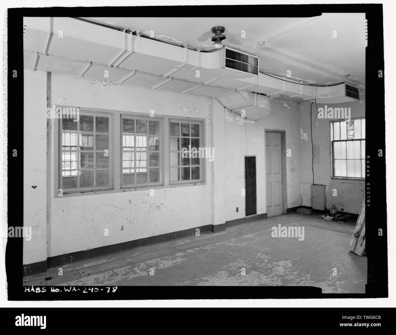 La transmission radio, VUE DE L'INTÉRIEUR DE LA SALLE PRINCIPALE, À AU SUD-OUEST - Hôpital Général Barnes, East Quatrième Boulevard ordinaire et O Street, Vancouver, comté de Clark, WA ; Département des affaires des anciens combattants ; Jackson-Retondo, Elaine, émetteur ; Avery, Christy, émetteur Banque D'Images