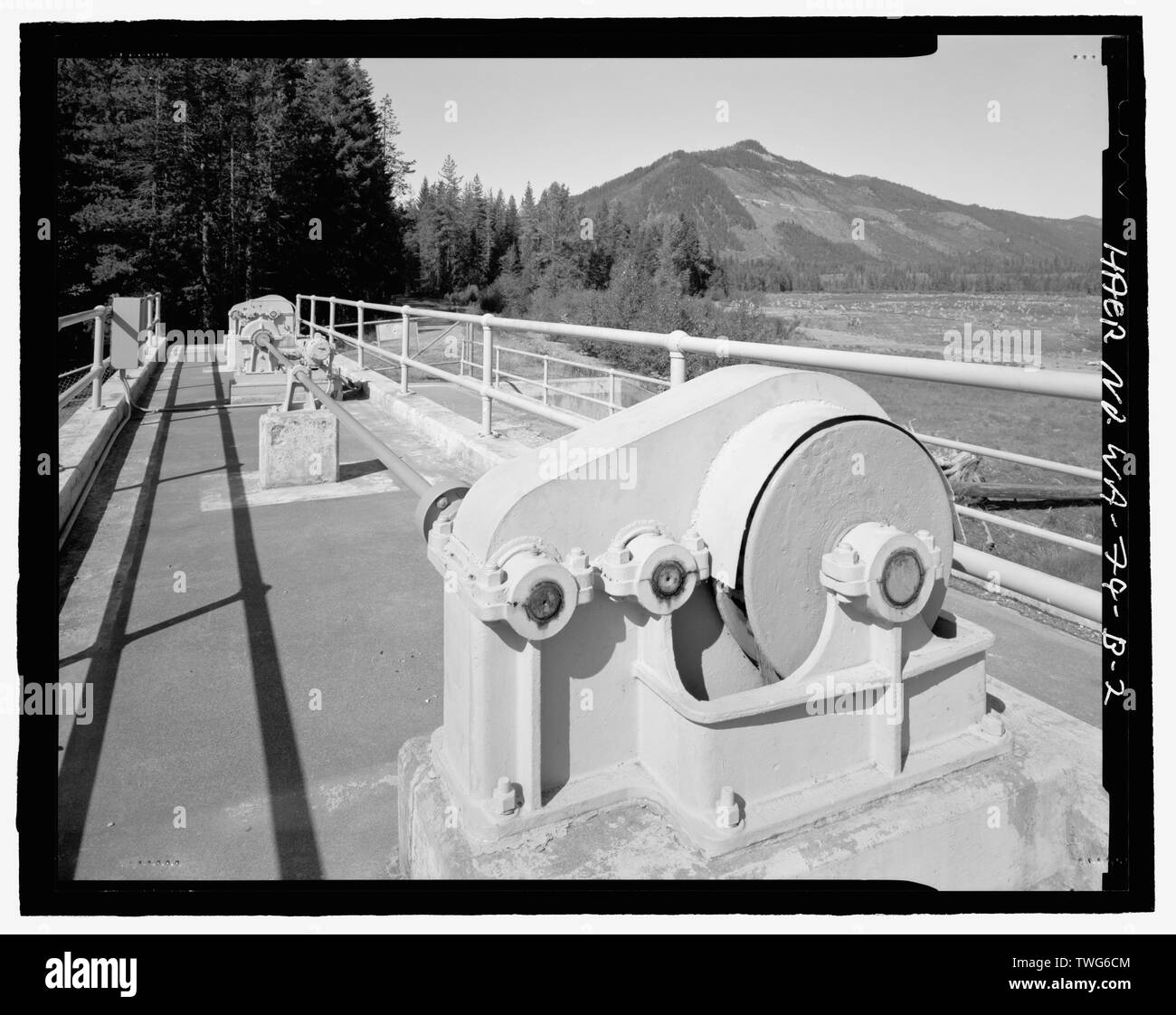 Les MÉCANISMES DE FONCTIONNEMENT DE LA PORTE ET RADIALE PONT DÉVERSOIR, À L'OUEST - Kachess, 1936 Barrage déversoir et les vannes radiales, Kachess River, à 1,5 miles au nord de l'Interstate 90 , Easton, comté de Kittitas, WA Banque D'Images Les MÉCANISMES DE FONCTIONNEMENT DE LA PORTE ET RADIALE PONT DÉVERSOIR, À L'OUEST - Kachess, 1936 Barrage déversoir et les vannes radiales, Kachess River, à 1,5 miles au nord de l'Interstate 90 , Easton, comté de Kittitas, WA Banque D'Images