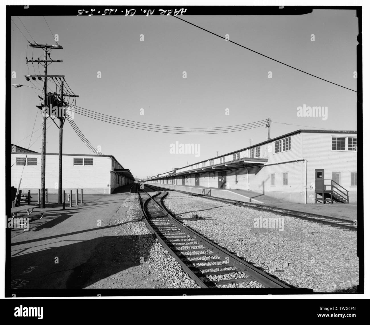 Zone d'ANCRAGE DES WAGONS ET DES VOIES ENTRE LES BÂTIMENTS 806-807. Oakland - Base de l'Armée Type d'entrepôt, Tobruk Street, entre la route de l'entrepôt et quinzième Street, Oakland, Alameda County, CA Banque D'Images