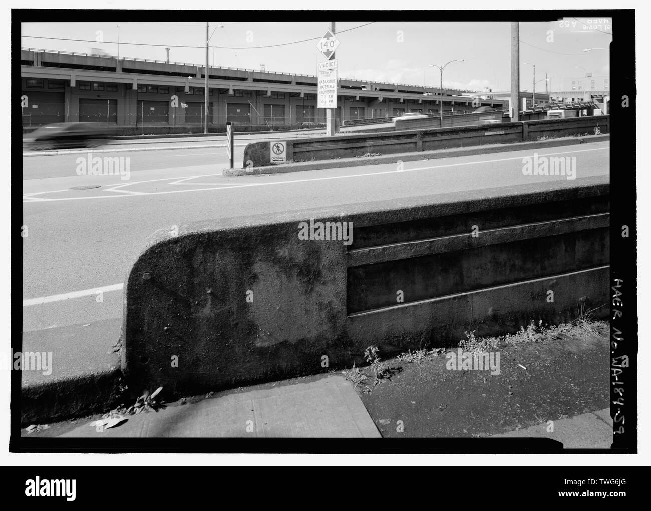 Détail GARDE-CORPS DE LA 1re Avenue, VUE VERS L'OUEST À BALUSTRADE SOLIDE EN BÉTON. - Alaskan Way viaduc et tunnel de la rue de la batterie, Seattle, comté de King, WA ; Département de génie de la ville de Seattle, Washington Department of Highways Bridge Division ; Washington State Department of Transportation ; Bollong, J W A ; Murray, Ray ; Morrison-Knudsen Company, Inc. ; McRae frères ; Stevens, George ; Rumsey et Société ; Finke, R W ; Northwest Engineering Electric Company ; Pacific Car and Foundry ; Willar Construction Company ; Willar Construction Company ; Washington State Department of Transportation, sponso Banque D'Images