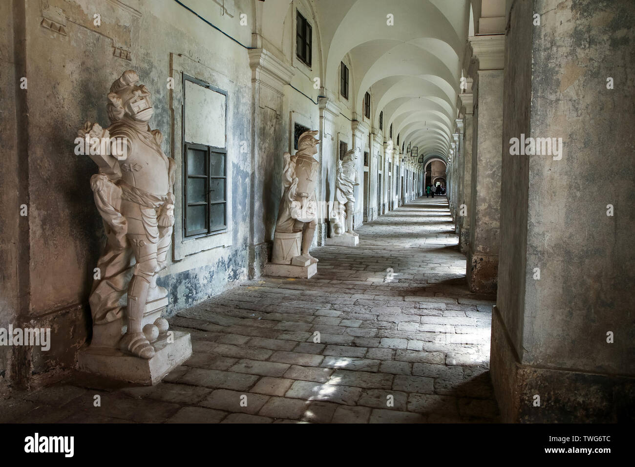 Le solitaire et vide couloirs de l'ancien bâtiment historique avec ses statues. Architecture intéressante du passé. Banque D'Images