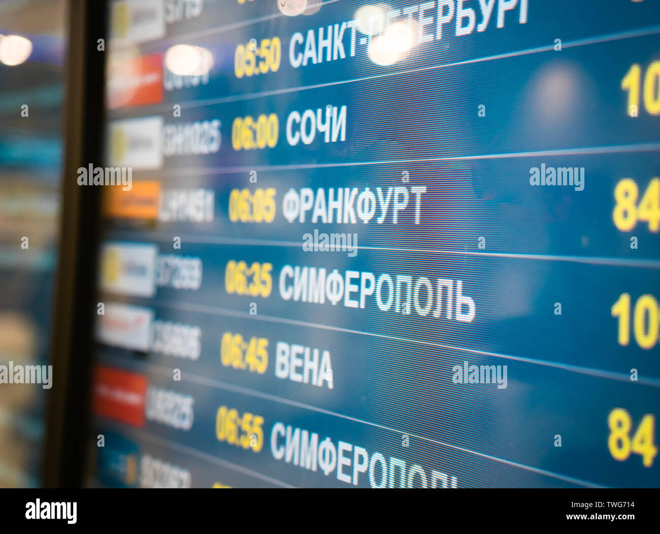 Panneau d'affichage des vols et les compagnies aériennes. Destinations a écrit en langue russe translate sont : Simferopol, Bahreïn, Minsk, St.Petersburg, Sochi Banque D'Images