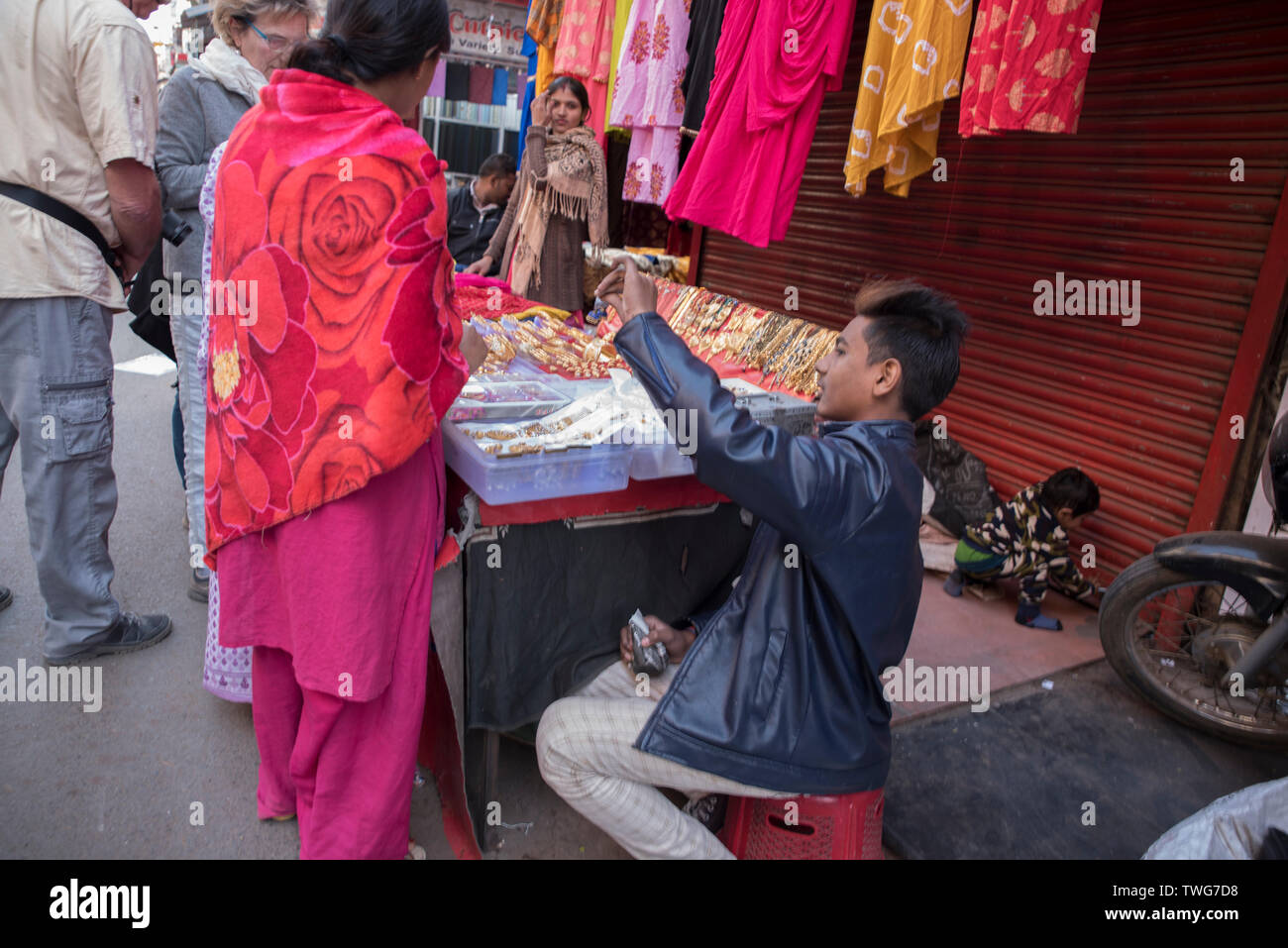 Vendeur offrant des marchandises sur le marché de Bhopal Banque D'Images