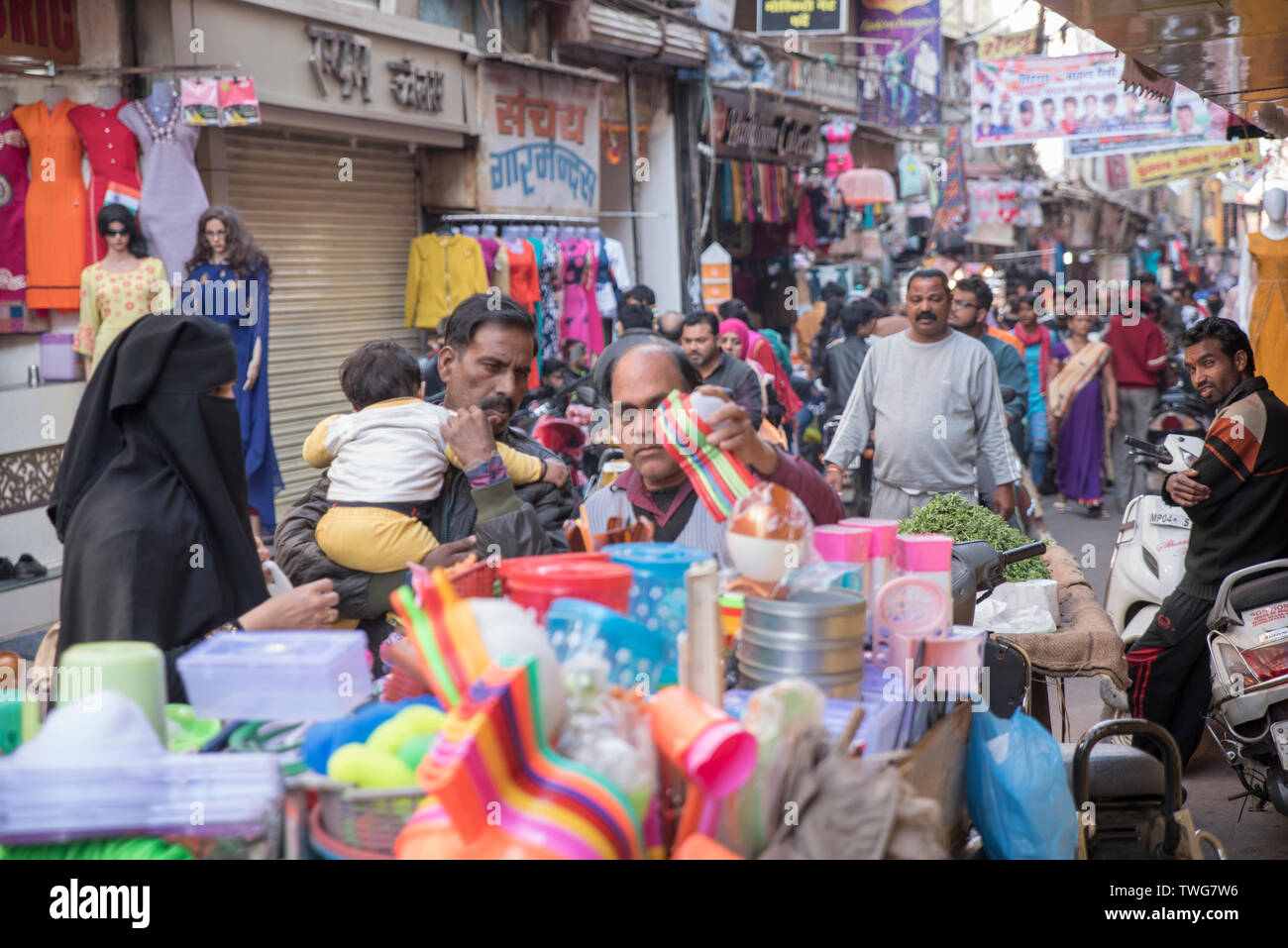Vendeurs sur les routes du marché à Bhopal Banque D'Images