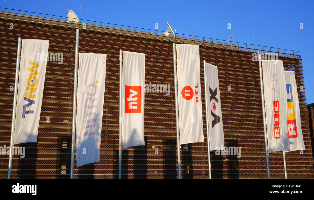 COLOGNE, Rhénanie du Nord-Westphalie, Allemagne - 17 juin 2019 : le Groupe RTL TV channel flags à Cologne. Banque D'Images