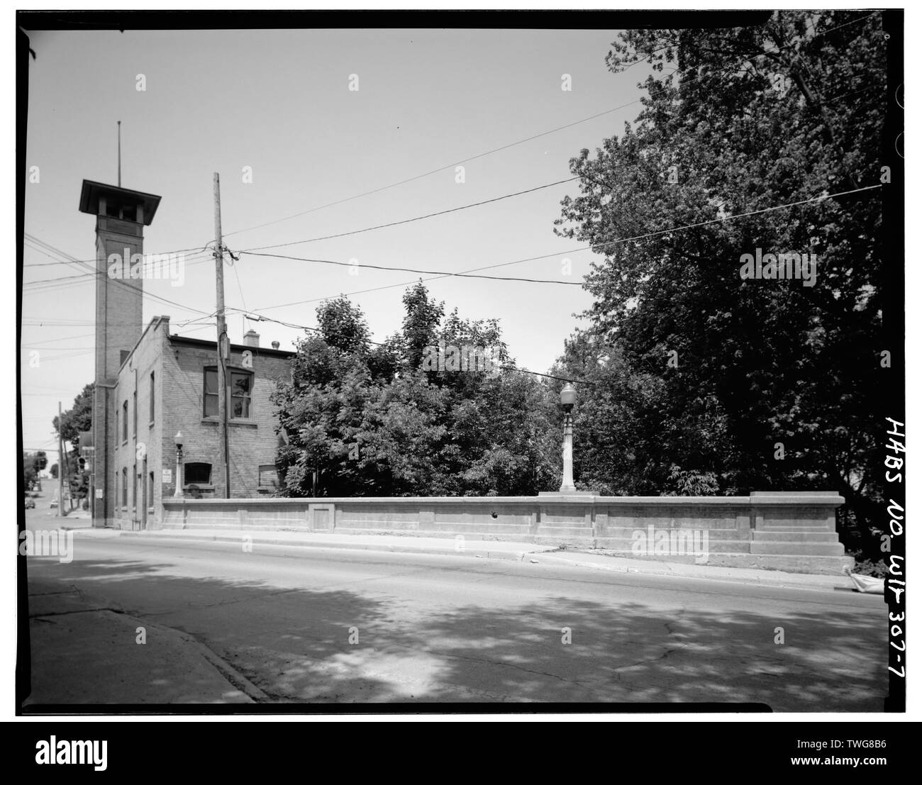 L'arrière (côté est) - Milwaukee Village Hall, 101 Green Bay Road, Milwaukee, WI, Ozaukee comté ; Corona, Julie, émetteur Banque D'Images